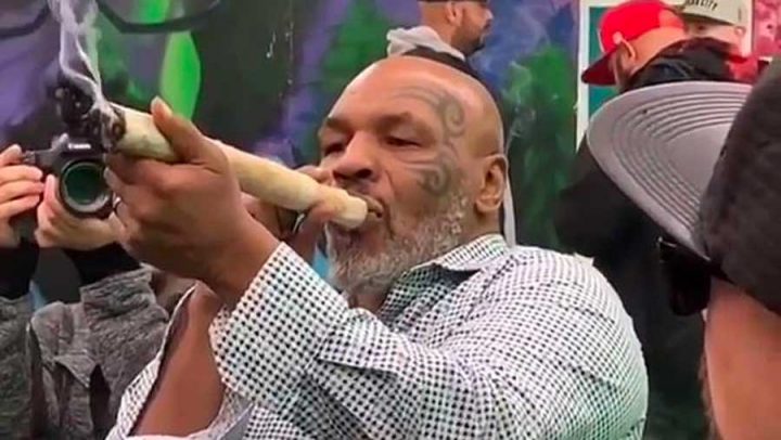 Mike Tyson fume énorme joint