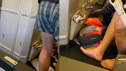 passager avion en caleçon et chaussettes
