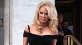Pamela Anderson sexy en robe noire