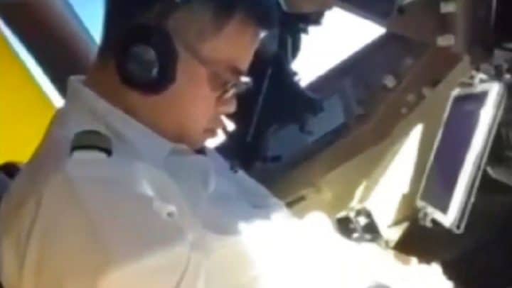 pilote dort aux commandes de l'avion