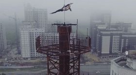 pole dance antenne gratte-ciel