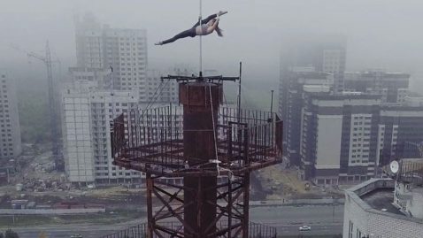 pole dance antenne gratte-ciel