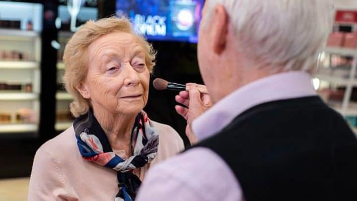 maquiller sa femme perd la vue