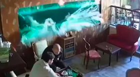 aquarium qui explose dans un café