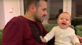 Bébé mort de rire
