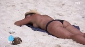 cindy-bronze-moitié-nue-plage-koh-lanta-choque