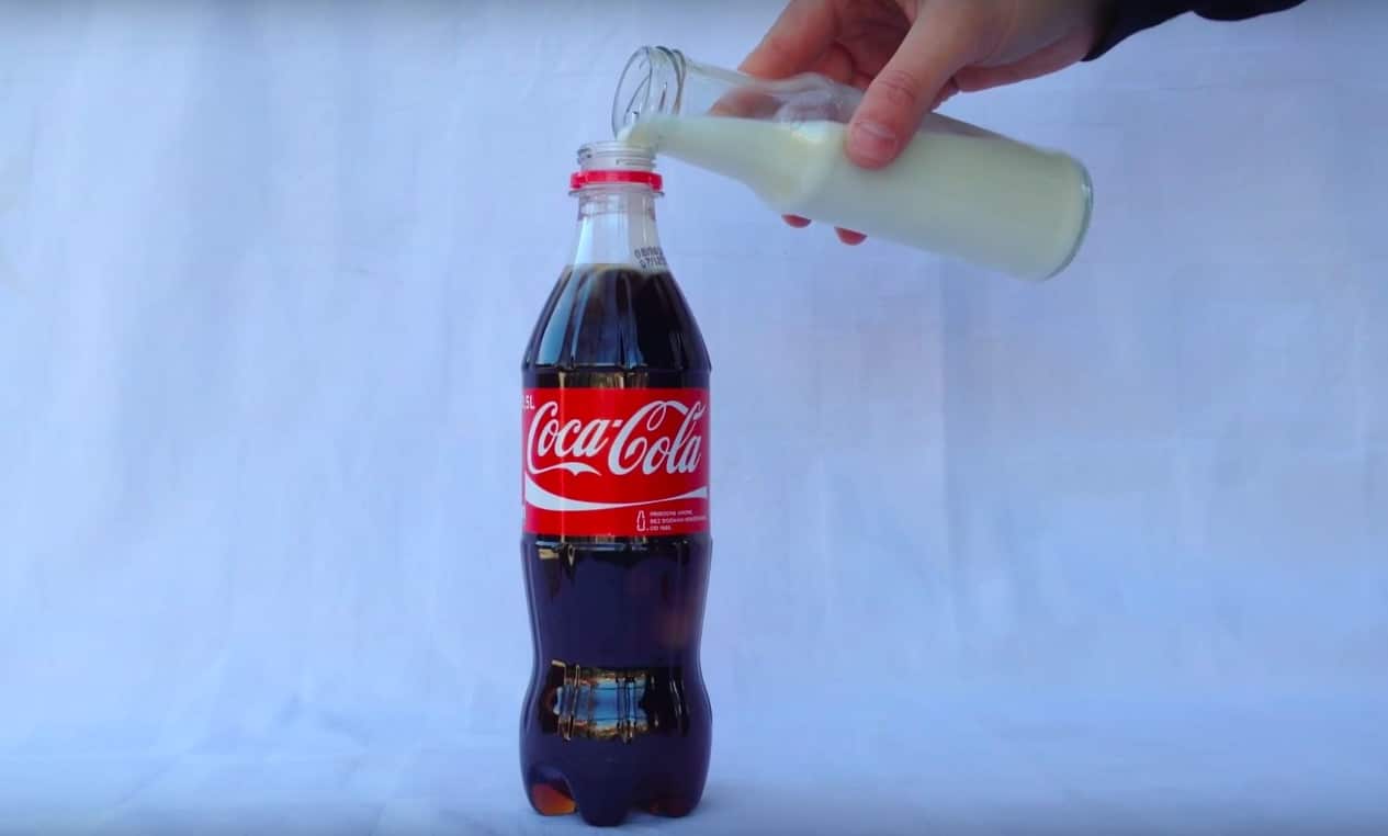 Кола. Опыт с кока колой для дошкольников. Эксперименты с колой. Опыты с кока колой. Опыт кока кола и молоко.