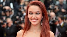 delphidelphine-wespiser-magnifique-robe-rouge-mais-mysterieuse-avec-message-inquietantne-wespiser-pose_nue_salopette-transirer-ses-fans