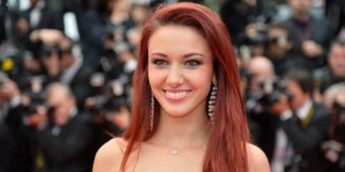 delphidelphine-wespiser-magnifique-robe-rouge-mais-mysterieuse-avec-message-inquietantne-wespiser-pose_nue_salopette-transirer-ses-fans