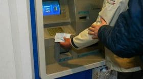 voleur rend argent distributeur d'argent