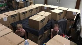 enfants non accompagnés dorment débarras