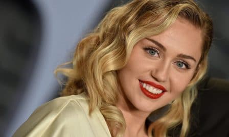 Miley Cyrus nue pour profiter du soleil