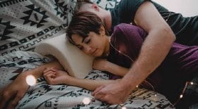 pour-les-adeptes-du-spooning-voici-le-coussin-qui-va-carrement-changer-vos-nuits