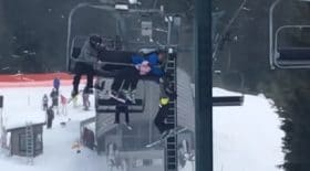 skieur-suspendu-télésiège-groupe-ado-solidarité