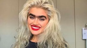 mannequin mono sourcil menace de mort