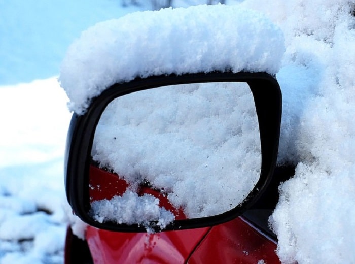 voiture-bloqué-neige-chien-survit-détail-réussit