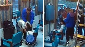 client rase le crâne de son coiffeur