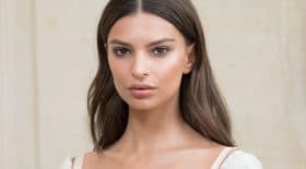 emily-ratajkowski-nhesite-pas-a-poser-fierement-petite-culotte-devant-parents