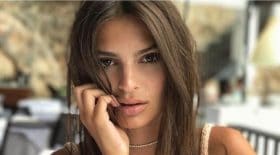 emily-ratajkowski-se-bikini-qui-ne-cache-presque-rien-sublime-fessier