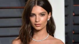 Emily Ratajkowski affiche son opulente poitrine sur Instagram