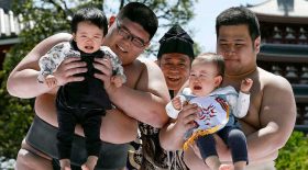 festival sumos sumotoris pleurer bébé