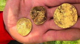 fouilles archéologiques chasseur de trésor pièces d'or
