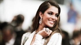iris-mittenaere-cliche-hyper-sexy-decollete-ravageur-lui-rappelle-avec-nostalgie-dernieres-vacances