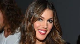 iris-mittenaere-totalement-decomplexee-elle-assume-carrement-ses-vergetures-sur-la-toile