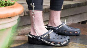 les-goth-crocs-les-nouvelles-crocs-avec-pointes-des-chaines