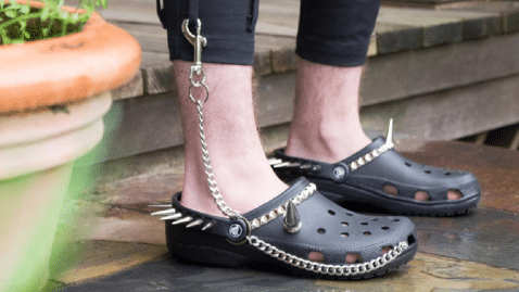 les-goth-crocs-les-nouvelles-crocs-avec-pointes-des-chaines