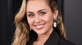Miley Cyrus se fait tatouer une feuille de cannabis