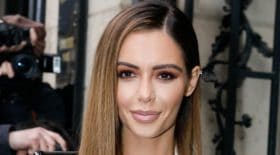 Nabilla montre un bout de sein