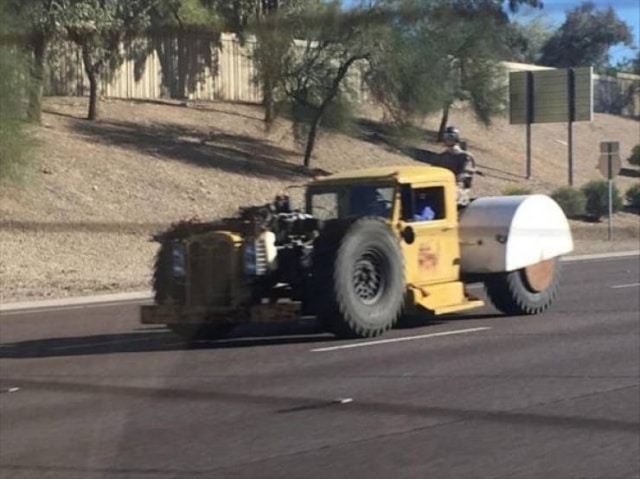 truc bizarre sur la route