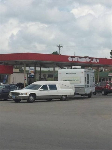 truc bizarre sur la route