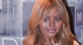 zahia-maillot-hyper-echancre-pour-faire-courses-serieux-coup-de-chaud-pour-fans