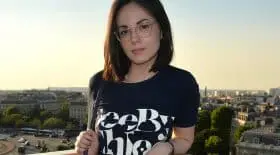 Agathe Auproux dévoile un sublime décolleté