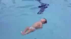 bébé qui nage