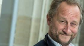 benoit-poelvoorde-petit-probleme-sante-tres-embarrassant-qui-lui-arrive-plein-tournage