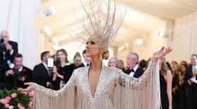 Céline Dion fait un bisou à une célèbre chanteuse