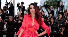 delphine-wespiser-montre-un-peu-trop-sur-tapis-rouge-festival-de-cannes
