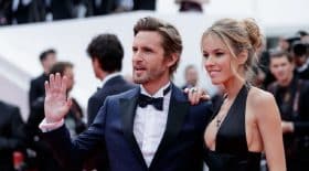 elodie-fontan-elle-ose-le-decollete-ultra-prolongeant-sur-le-tapis-rouge-et-remporte-tous-les-suffrages