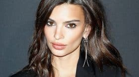 emily-ratajkowski-micro-bikini-laisse-apparaitre-abdos-en-beton