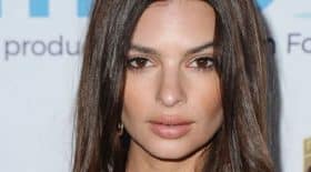 emily-ratajkowski-un-maillot-de-bain-ultra-echancree-qui-ne-cache-absolument-rien-de-ses-fesses