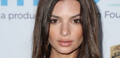 emily-ratajkowski-un-maillot-de-bain-ultra-echancree-qui-ne-cache-absolument-rien-de-ses-fesses