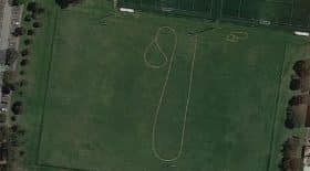 google-maps-photographie-un-penis-geant-sur-un-stade-de-foot-qui-nest-pas-du-tout-du-gout-du-maire