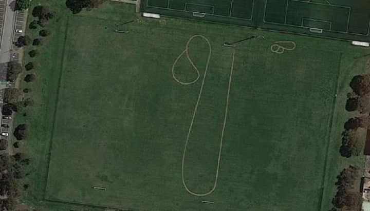 google-maps-photographie-un-penis-geant-sur-un-stade-de-foot-qui-nest-pas-du-tout-du-gout-du-maire