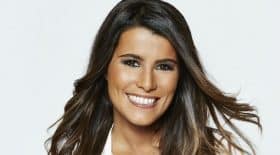 karine-ferri-pleine-seance-bronzette-photo-laisse-fans-sans-voix