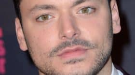 Kev Adams se prend un gros râteau par Lilyl-Rose Depp
