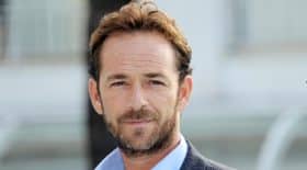 luke-perry-sa-depouille-a-ete-enveloppee-dune-combinaison-champignon