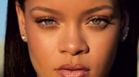 rihanna-pose-sa-marque-lingerie-photos-hyper-sexy